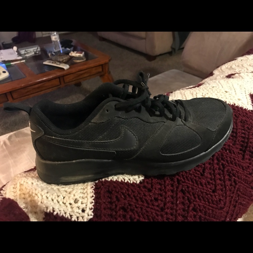 Black Nike Tennis Shoes size 9.5